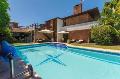  Casa Estilo Tradicional a Solo Metros de Playa Mansa