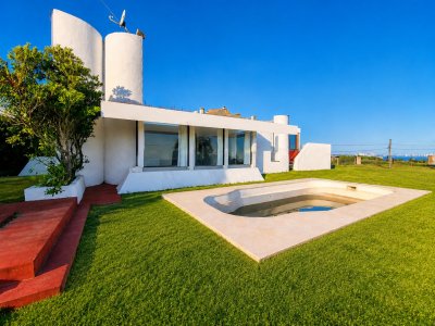 Hermosa Casa en venta frente al mar Punta del Este 