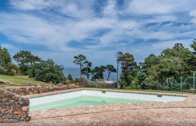 Espectacular casa en piedra venta Punta Ballena con vista al mar
