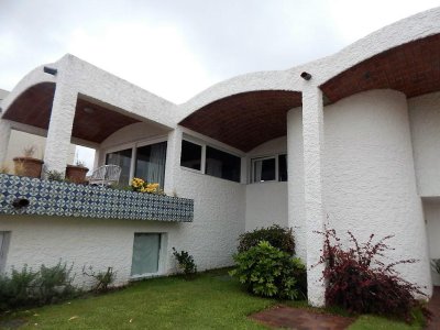  Casa Estilo Tradicional Ubicada en la Zona mas Exclusiva de Punta del Este