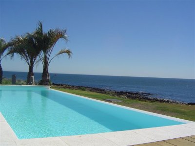 Casa frente al mar sobre lomo de Punta Ballena en venta 