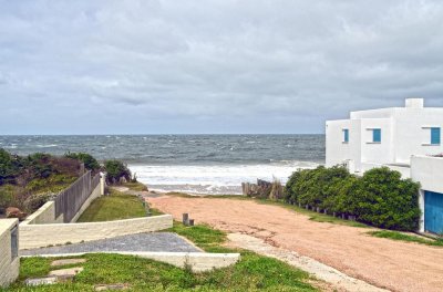 CASA MODERNA DE PIEDRA EN MANANTIALES