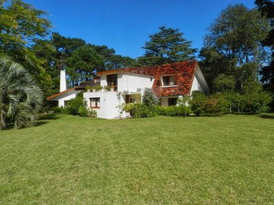 Casa en venta Barrio luganocon cancha de tenis