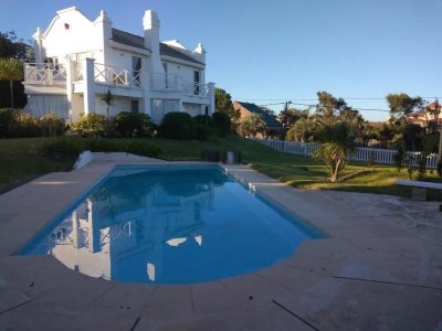 Casa en venta moderna cerca del mar con vista Manantiales