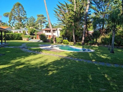 Casa en Venta Playa Mansa  hermoso parque con salida a 2 calles