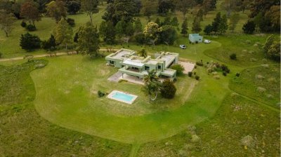 Chacra de 5 hectareas con casa de 5 dormitorios en La barra