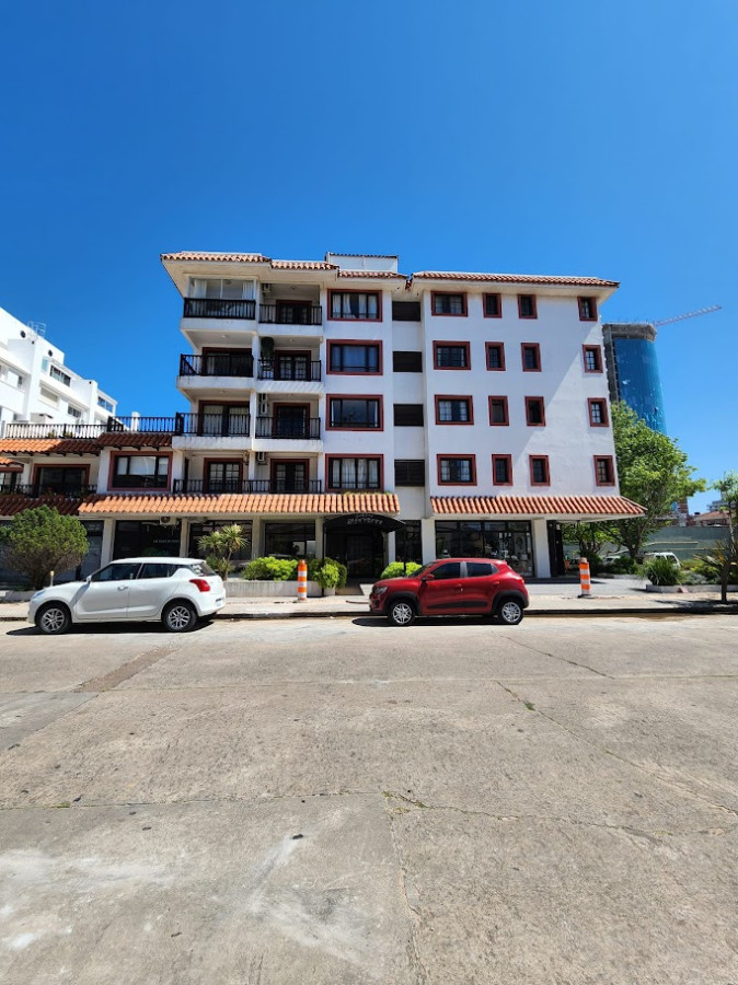 Apartamento 2 dormitorios Punta del Este con 3 cocheras 