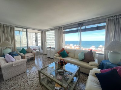 Apartamento en Península edificio Apolo - 2 dormitorios con hermosa vista a la Playa Brava.