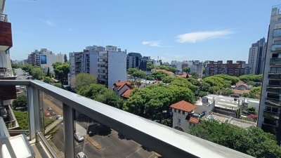 Venta, apartamento 3 dormitorios y servicio. Pocitos 
