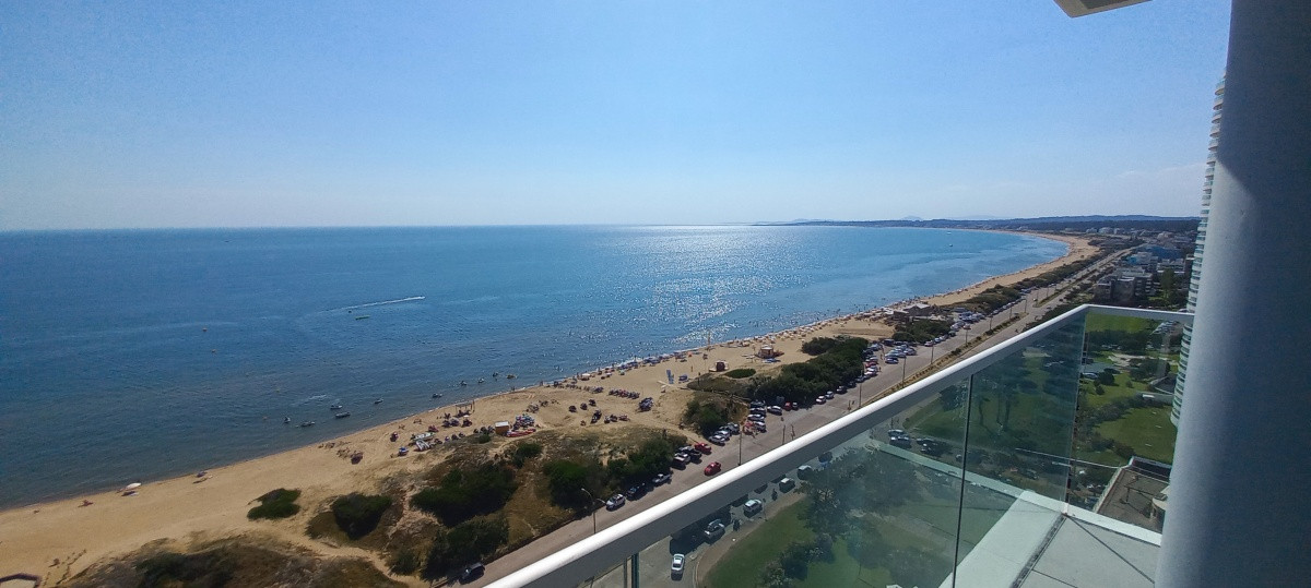 Venetian esquinero hacia Punta Ballena, piso alto, excelente vista al mar