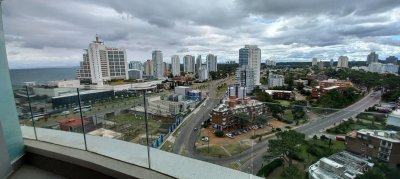Muy buen apartamento con vista a Playa Mansa y Brava - 3 dormitorios
