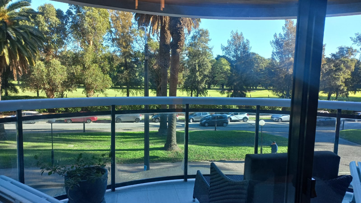 Apartamento en el Golf, 3 dorm. y servicio 