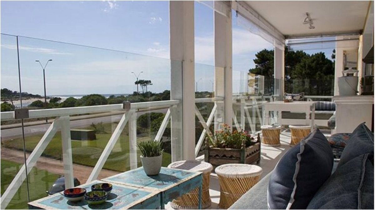 Muy buen apartamento con vista al la Desembocadura y al arroyo.