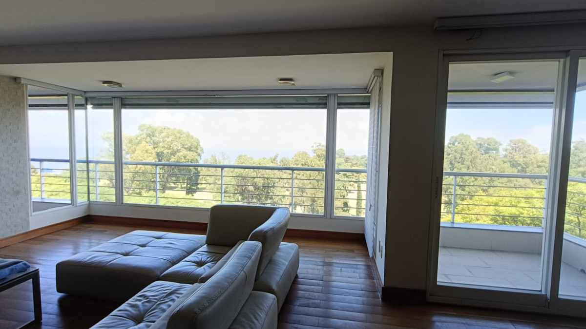 APARTAMENTO EN VENTA EN EL GOLF, 4 DORMTIROS Y SERVICIO. 