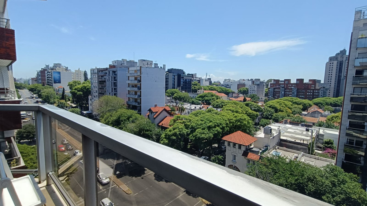 Venta, apartamento 3 dormitorios y servicio. Pocitos 