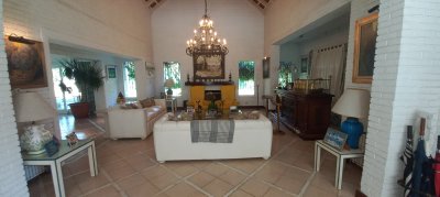 Excelente casa a 1 cuadra del mar con un hermoso parque de 3.550 m2