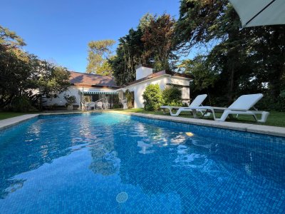 Casa en venta, reciclada en barrio Cantegril!!!
