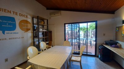 CASA EN VENTA, CON RENTA. POCITOS 