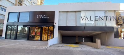 Excelente local sobre calle 20, la mejor de Punta del Este