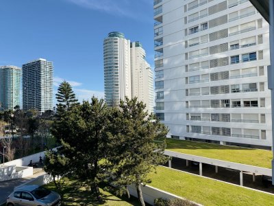 Apartamento en venta de 3 dormitorios y dependencia en Punta del Este