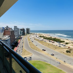 Alquiler y venta de apartamento, primera linea, playa brava. 9170