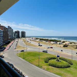 Venta y alquiler de apartamento, primera linea, playa brava.