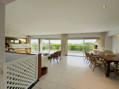 Apartamento en venta de 4 dormitorios y dependencia en Punta del Este
