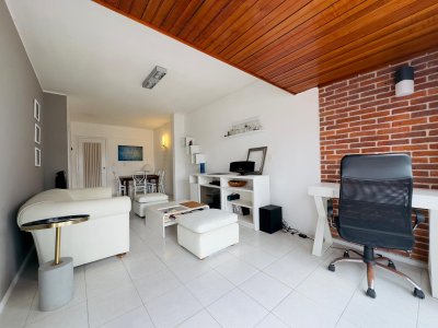 Venta de apto de 2 dormitorios, 2 baños, balcon y vista 