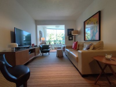 Apartamento en venta de dos dormitorios y dep. de servicio Punta del Este