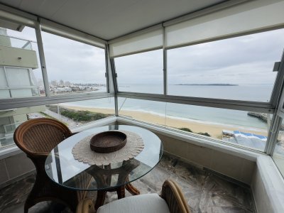 Apartamento de 3 dormitorios en venta sobre playa mansa