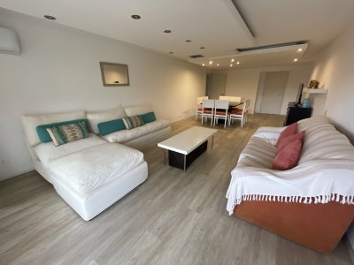 Apartamento en venta de 3 dormitorios y dependencia en Punta del Este