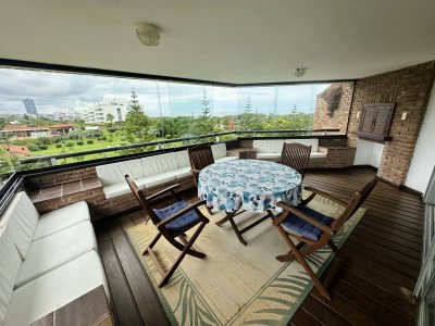 Apartamento de 4 dormitorios en venta en Punta del Este