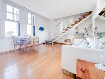 Venta de apartamento duplex de un dormitorio en historico Edificio Biarritz