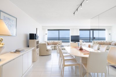 Venta de apartamento de 3 dormitorios y dep. de servicio en Punta del Este