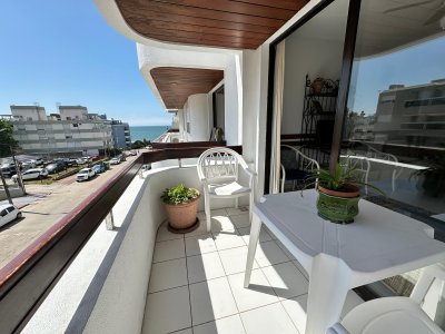 Apartamento de dos dormitorios en venta en Punta del Este.-