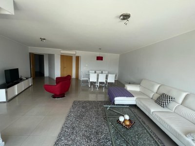 Apartamento de 3 dormitorios en venta en Punta del Este