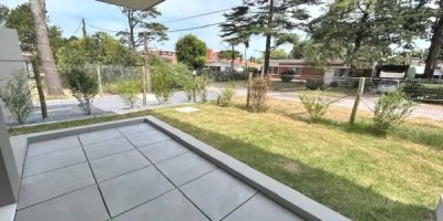 Apto en venta de 2 dormitorios, con terraza con patio, 2 cocheras.