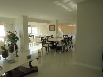 Venta  Y alquiler de apartamento de 3 dormitorios en Punta del Este