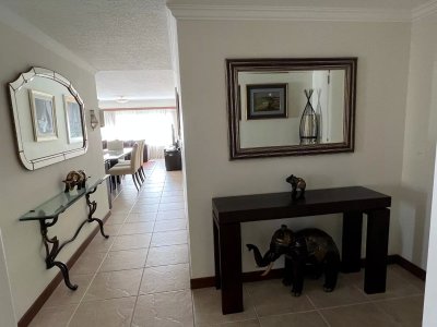 Apartamento de 3 dormitorios y dependencia en venta en Punta del Este