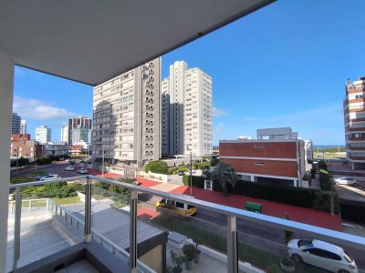 Apartamento en alquiler y venta de dos dormitorios en Punta del Este