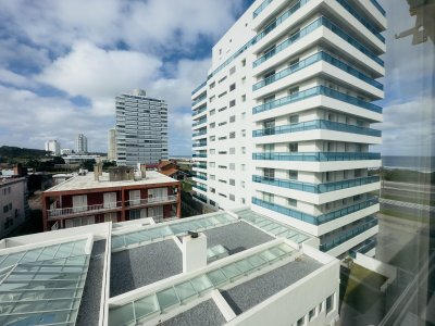 Apto de 2 dormitorios, frente al mar, Punta del este.