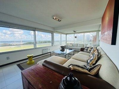 Apartamento de 3 dormitorios y dependencia de servicio en Punta del Este