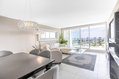 Venta de apartamento de dos dormitorios en Torre YOO Punta.