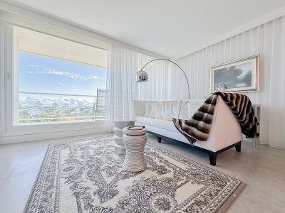 Venta de apartamento de dos dormitorios en Torre Yoo Punta del Este.