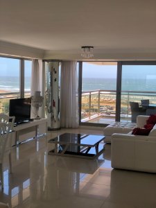 Venta y alquiler de apartamento, primera linea de la brava.