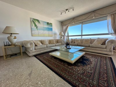 Apartamento a la venta de 2 dormitorios reciclado en Torre emblematica de Punta del Este