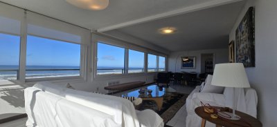  Apartamento en venta de tres dormitorios frente a playa brava