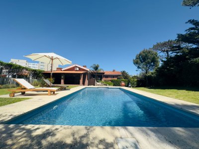 Alquiler y Venta de casa  de 5 dormitorios con Piscina y vista al mar en Punta del Este