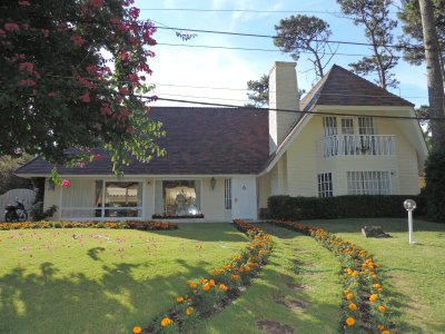 VENDO CASA DE 5 DORMITORIOS EN PUNTA DEL ESTE