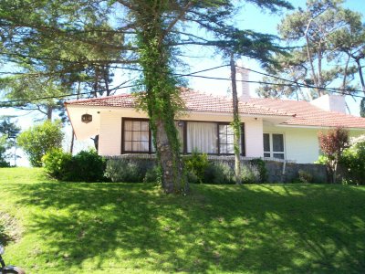 Alquiler de casa de tres dormitorios con piscina en Punta del Este 